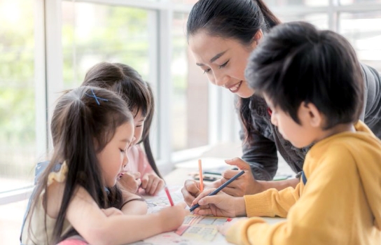 女性と子供の写真